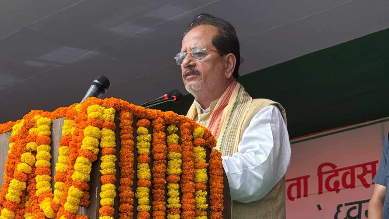 bihar-vijay-sinha-dual-voter-id-allegation-tejashwi-yadav-election-commission-notice-2025